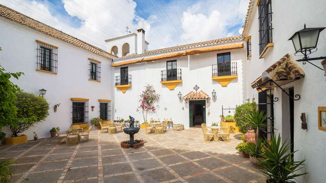Escapada en Arcos de la Frontera en una Hacienda con desayuno tradicional jardin y piscina