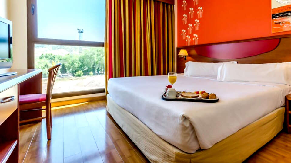 Fuga romantica con bottiglia di champagne vicino a Madrid