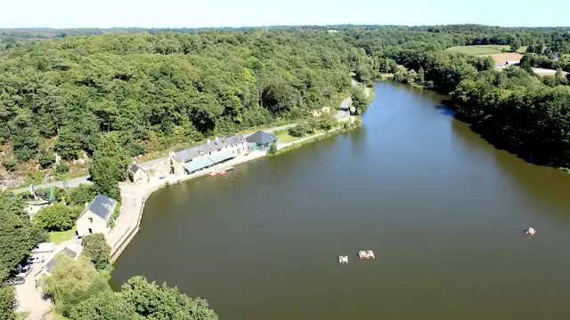Sejour en famille dans un cottage face au lac du Moulin Neuf