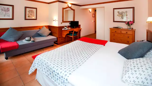 Escapade en chambre triple avec petit-déjeuner à Arinsal