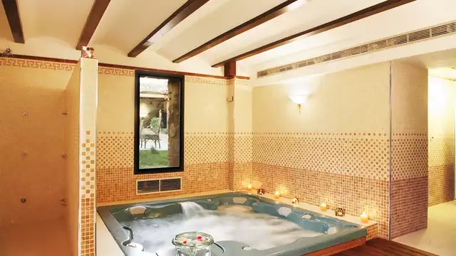 Uitje in een kamer met hydromassage, toegang tot privéspa, gratis parkeren en continentaal ontbijt
