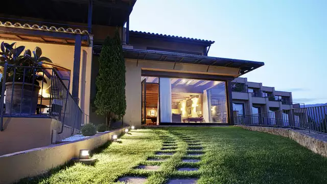 Escapade romantique en junior suite avec grande baignoire à hydromassage et une jolie vue