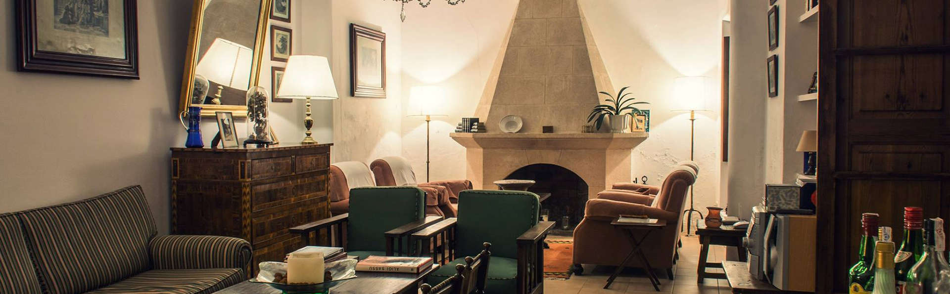 Hotel Can Moragues - EDIT_salon1.jpg