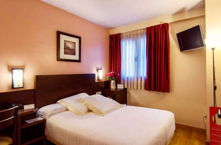 Romantisme à Oviedo avec chocolats et bouteille de cidre