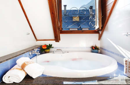 Séjour en suite avec bain hydromassant en chambre à Benasque