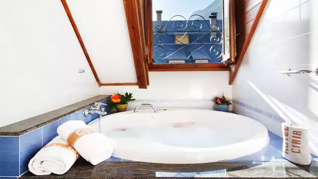 Séjour en suite avec bain hydromassant en chambre à Benasque