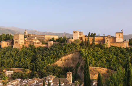 Escápate a Granada y alójate a 10 minutos a pie de la Alhambra, con cava y bombones incluidos
