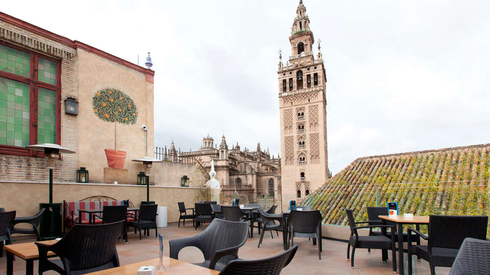 Decouvrez Seville Nuit dans un hotel avec cava sur la terrasse et visite du centre historique