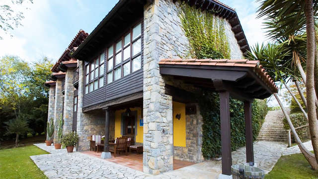 Enamorados con encanto en una casona asturiana