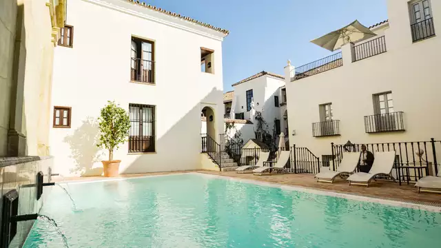 Romanticismo en habitación deluxe con desayuno, cava y frutas en Córdoba