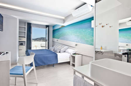 Slaap in een designhotel in Ibiza met zicht op zee