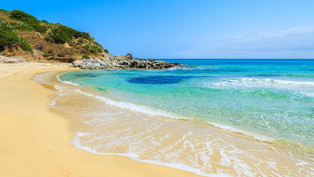 Báñate en las aguas cristalinas de Cerdeña alojándote en una villa con vistas al mar (7 notti)