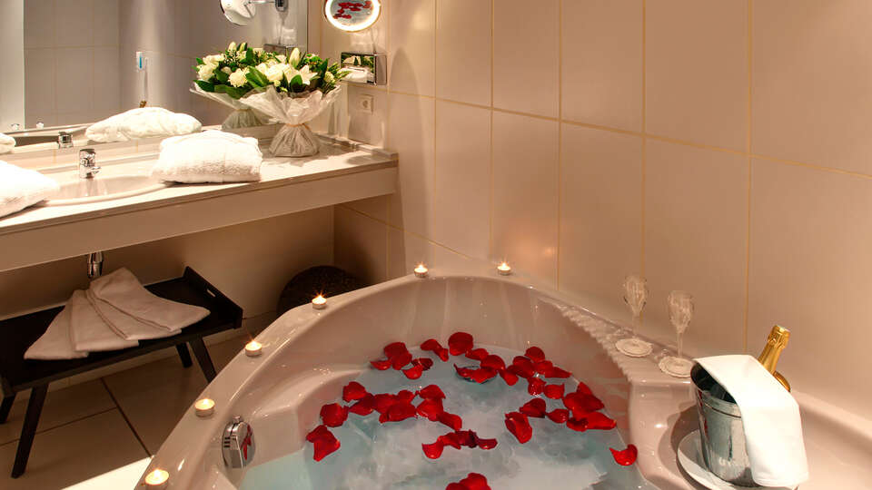 Evasion romantique a Deauville avec jacuzzi privatif champagne et macarons
