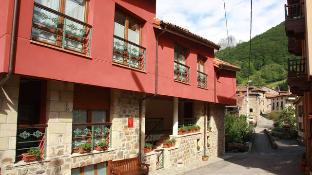 Escapada con Cena típica y Visita a la ganadería en Los Picos de Europa