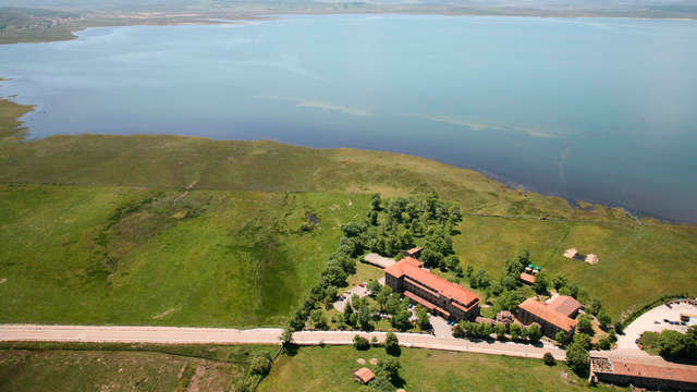 Escapada con Cena incluida para cada día y acceso al Circuito termal a orillas del pantano del Ebro
