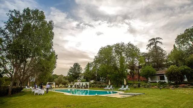 Hotel en Ronda en habitacion superior con botella de cava y piscina exterior