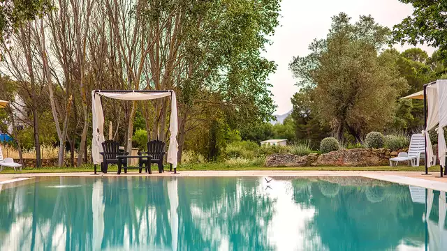 Hotel en Ronda en habitacion superior con botella de cava y piscina exterior