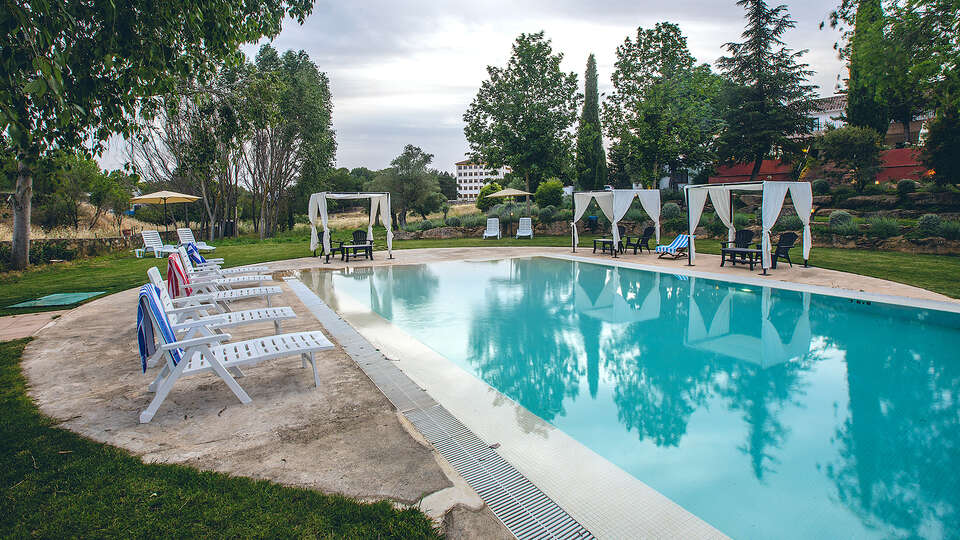 Hotel en Ronda en habitacion superior con botella de cava y piscina exterior