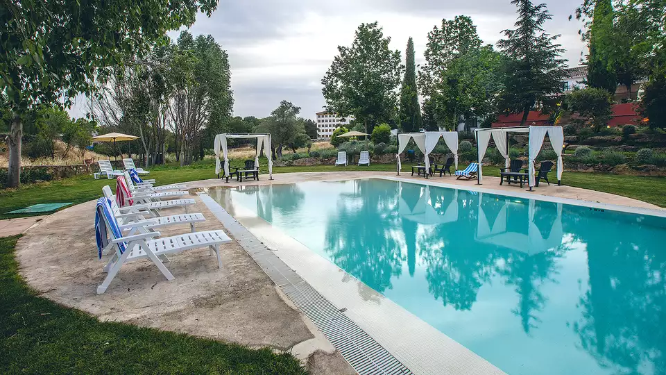 Hotel en Ronda en habitacion superior con botella de cava y piscina exterior