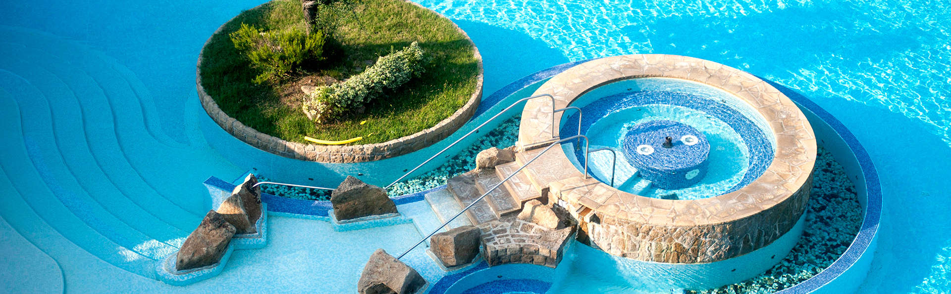 Radisson Blu Hotel Majestic - EDIT_NEW_POOL.jpg