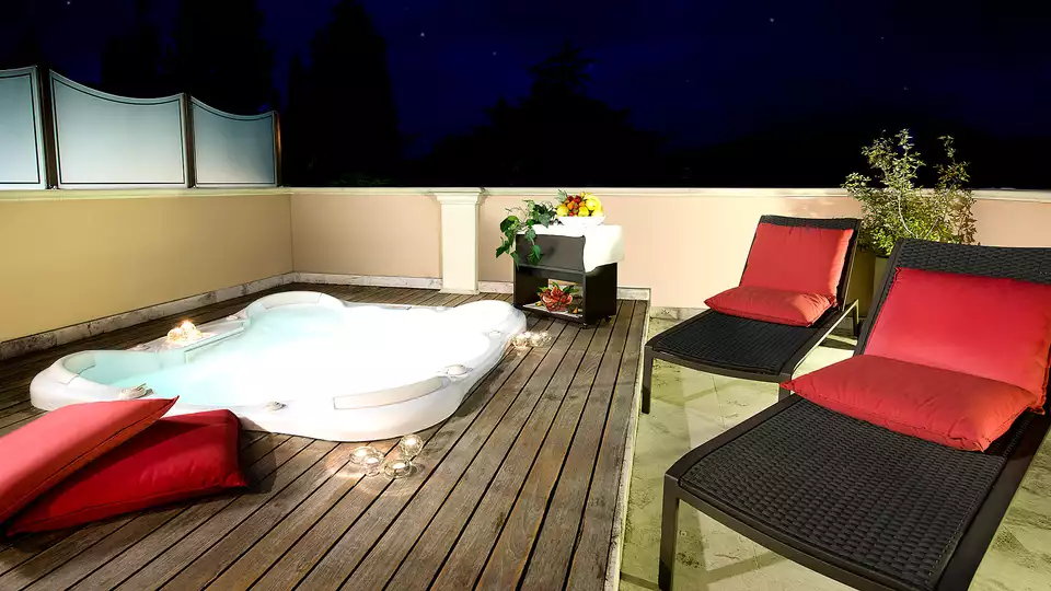 Weekend romantico in camera con terrazza e jacuzzi cena a lume di candela e spa in Umbria