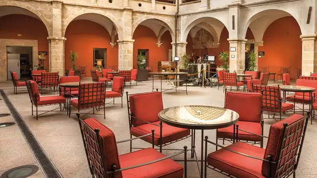 Uitstapje met fles wijn in het oude klooster van San Antonio de Trujillo