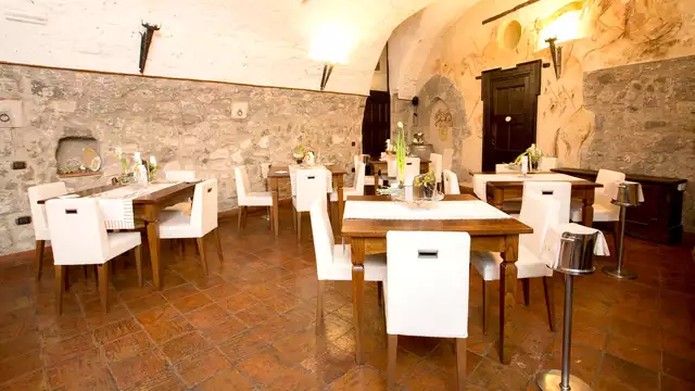 Escapada romántica: noche en el Castillo de Limatola en suite con jacuzzi y hammam