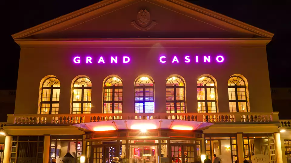 Detente et loisirs avec diner au casino Partouche a h de Paris