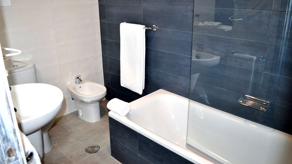 Hotel Celanova - Edit_Bathroom3.jpg