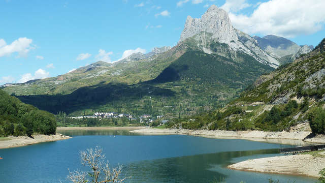 Paisajes idílicos, cava y bañera de hidromasaje en la habitación en el Valle de Tena