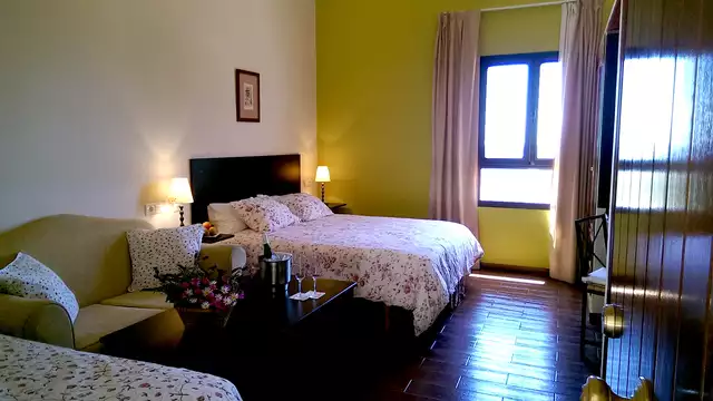Ontdek de Sierra de Aracena in een kamer met terras, ontbijt en gegarandeerde vroege aankomst