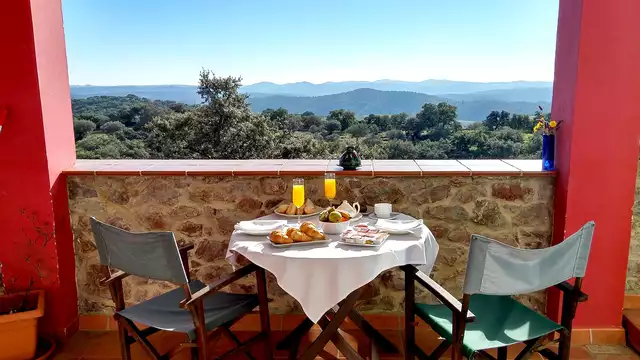 Ontdek de Sierra de Aracena in een kamer met terras, ontbijt en gegarandeerde vroege aankomst