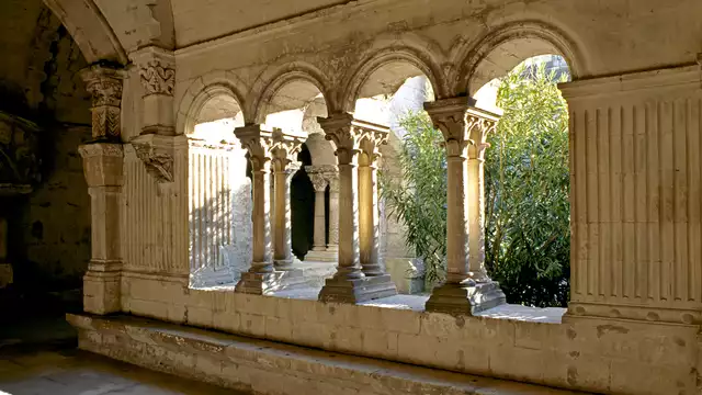 Découvrez Arles et l'Abbaye de Montmajour