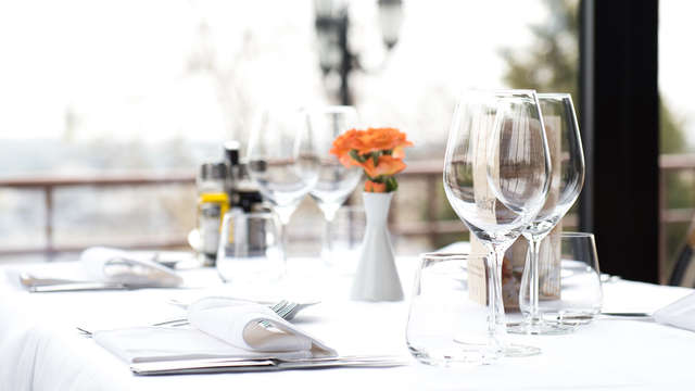 Cena gastronomica e bollicine tra i giardini da sogno andalusi
