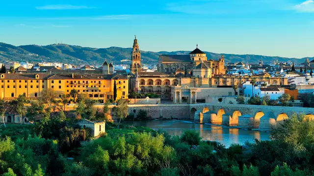 Alójate en habitación triple a unos pasos el río Guadalquivir en Córdoba