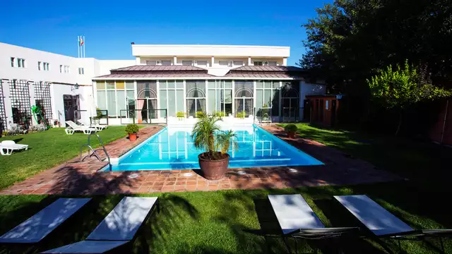 Degusta la cocina típica cordobesa en este maravilloso hotel con media pensión y piscina