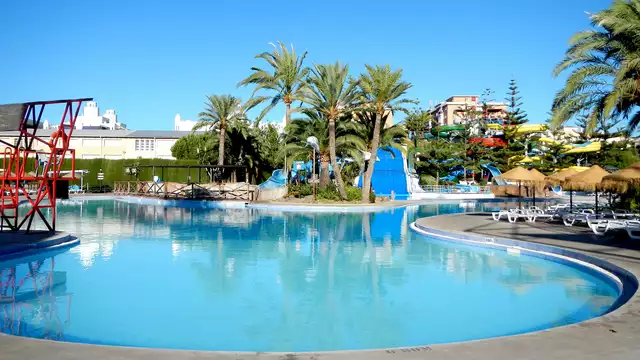 Offre spéciale Costa del Sol : profitez de la plage et d’entrées pour le parc aquatique Mijas