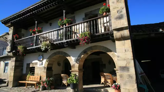 Escapada con encanto en la naturaleza Cántabra con botella de vino de regalo