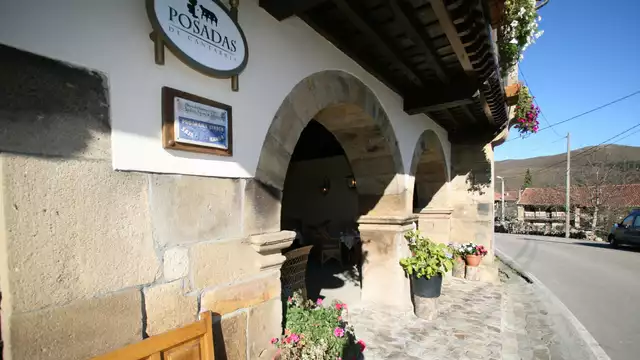 Escapada con encanto en la naturaleza Cántabra con botella de vino de regalo