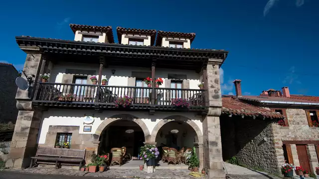 Escapada con encanto en la naturaleza Cántabra con botella de vino de regalo