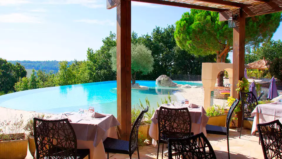 Romantisme gastronomie et sejour en suite dans l un des plus beaux villages de France