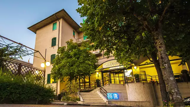 Weekend romantico a Chianciano Terme con degustazione, cena e ingresso al centro benessere