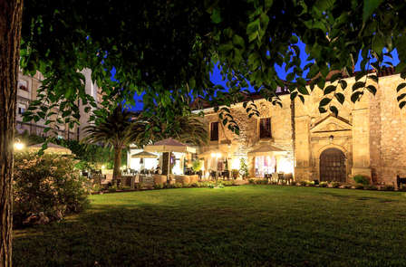 Découvrez le charme de Solares avec petit-déjeuner inclus