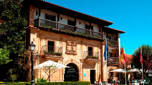 Scopri Santillana del Mar in famiglia con colazione inclusa in un antico palazzo