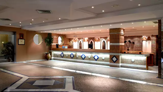 Explora Córdoba con desayuno en pleno centro