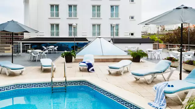 Romanticismo en Suances con una copa de vino en la terraza y detalle en habitación
