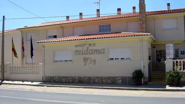 Familia o amigos: visita nocturna por la ciudad, degustación de cerveza artesana con tapa y cena
