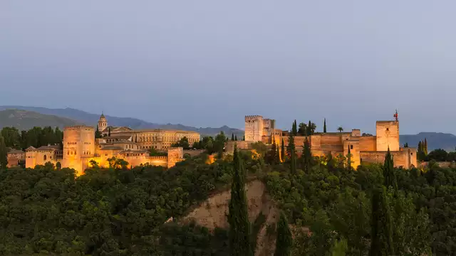 Soggiorno vicino l'Alhambra di Granada con calice di spumante, praline e bambino gratis