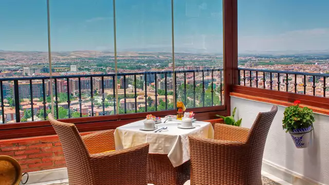 Escapade romantique avec dîner traditionnel, verre de cava et chocolats à Gren