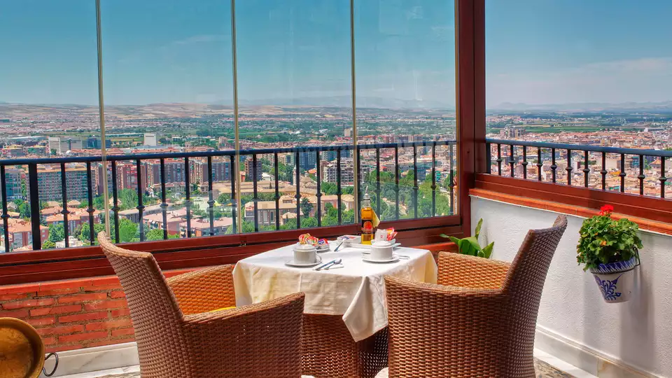 Escapade a Grenade cocktail sur la terrasse avec une vue incroyable